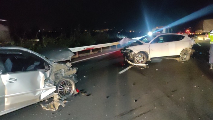 Bursa’da otoyolda 4 araç birbirine girdi!