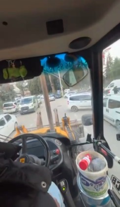Bursa’da iş makinesi ile tehlikeli yolculuk!