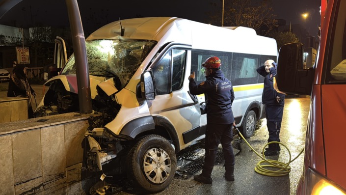 Bursa’da kontrolden çıkan servis minibüsü kaza yaptı