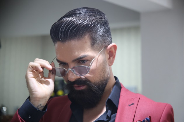 Mehmet Çevik’e altın gözlük hediye edildi