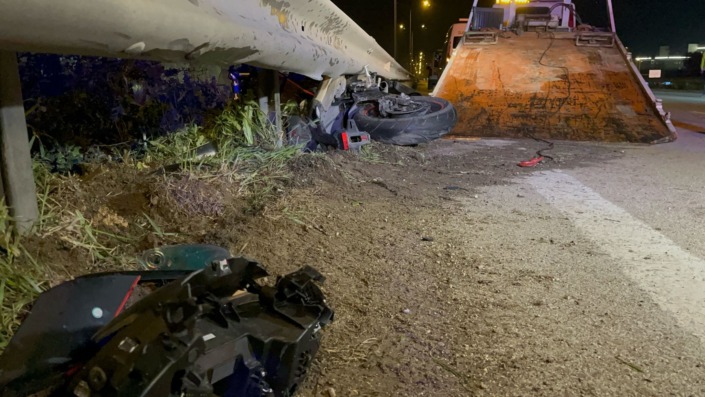 Önce kamyonete sonra bariyerlere çarptı!