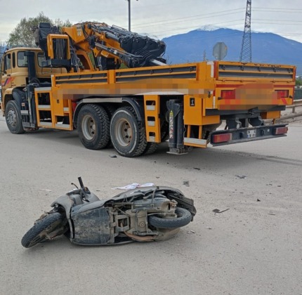 Motosiklet, vinçle çarpıştı