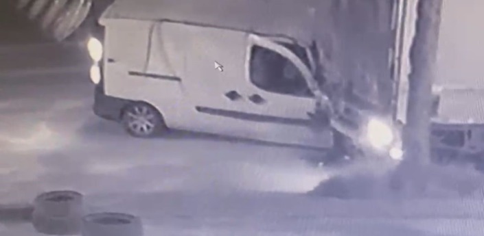 Tırın altına giren araçtan böyle çıktı