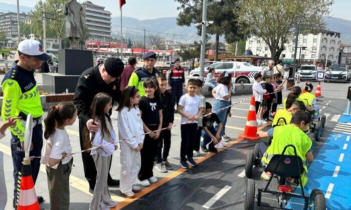 Bursa İl Jandarma Komutanlığı’ndan çocuklara trafik dersi