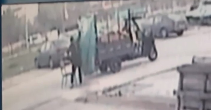 Bursa’da gündüz vaktinde rahat rahat hırsızlık yaptı!