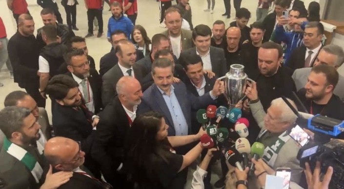 Faruk Çelik ve Başkan Bozbey şampiyonluk kupasını birlikte kaldırdı