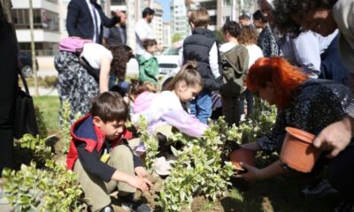 ’23 Nisan Parkı’nın bitkilerini minikler dikti