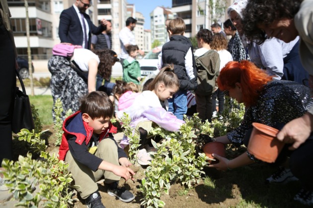 ’23 Nisan Parkı’nın bitkilerini minikler dikti