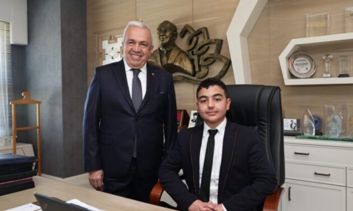 Nilüfer Belediye Başkanı Şadi Özdemir makamını çocuklara devretti