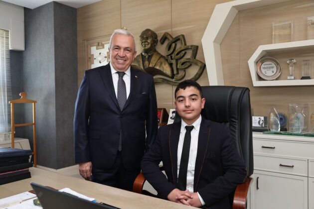 Nilüfer Belediye Başkanı Şadi Özdemir makamını çocuklara devretti