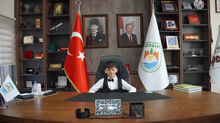 İznik Belediye Başkanı Usta, koltuğunu Muhammed’e teslim etti