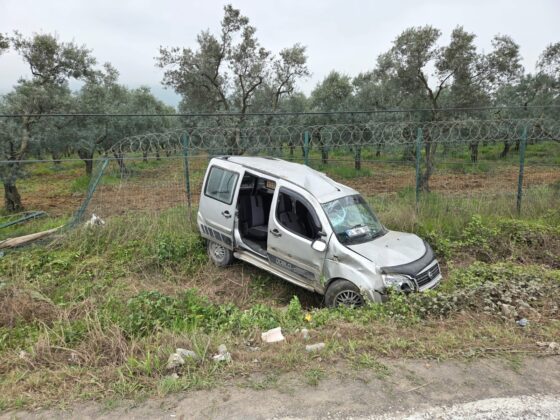 Bursa’da hafif ticari araç tarlaya yuvarlandı