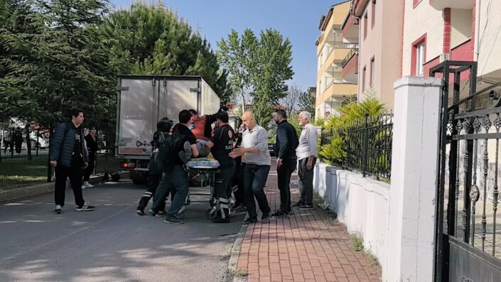 Motosikletli sürücü kamyonetle çarpıştı