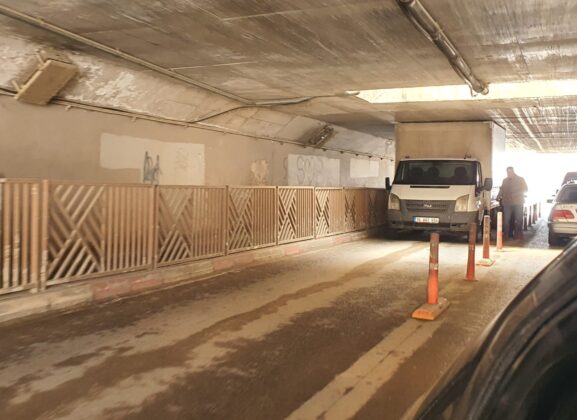 Bursa’da kamyonet alt geçide sıkıştı