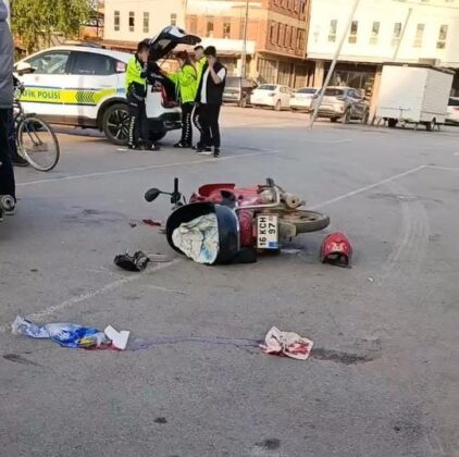 2 motosiklet kafa kafaya çarpıştı