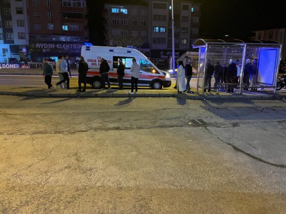 Yolun karşısına geçmek isterken ambulans çarptı