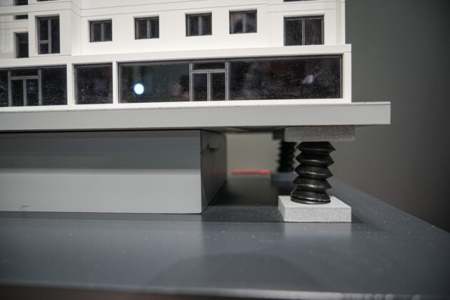 Bursa’nın ilk deprem izolatörlü konut projesi hayata geçirildi