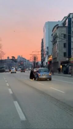 Bursa’da yolun ortasındaki otomobili görenler şaştı kaldı