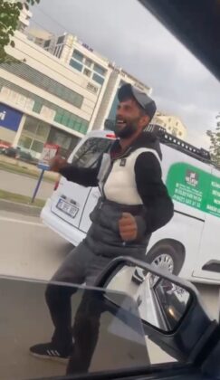 Müzik sesine dayanamadı, oynamaya başladı