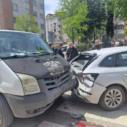 Bursa’da kamyonet ile otomobil çarpıştı