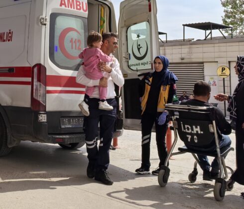 Bursa’da traktör ile otomobil çarpıştı!