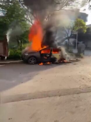 Bursa’da park halindeki otomobil alev alev yandı