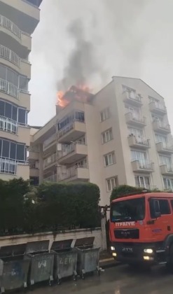 Bursa’da 5 katlı binada yangın paniği