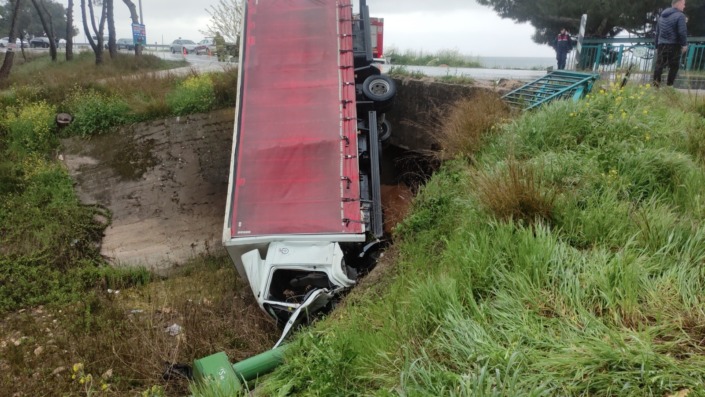 Virajı alamadı, dereye uçtu