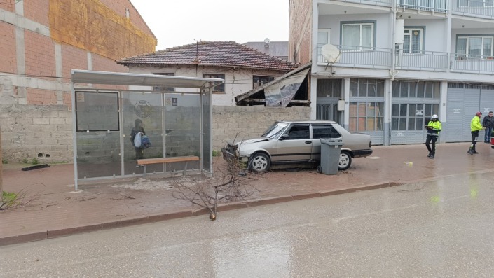 ‘Dur’ ihtarına uymadı, durağa çarptı