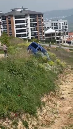 El freni çekilmeyen otomobil şarampole uçtu