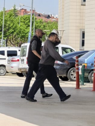 Fabrika işçisinin başına demir profil düştü!