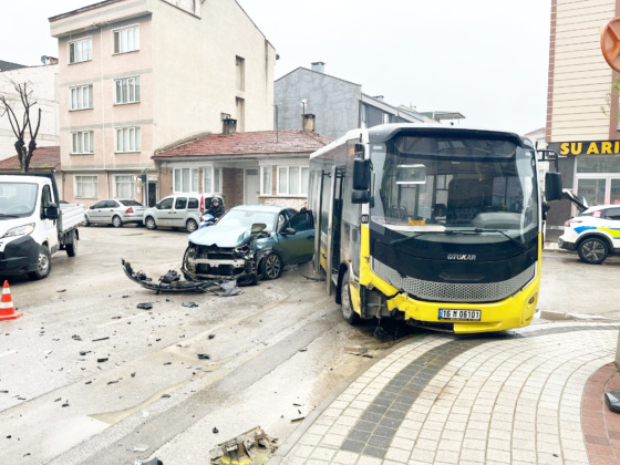 Halk otobüsü ile otomobil çarpıştı!