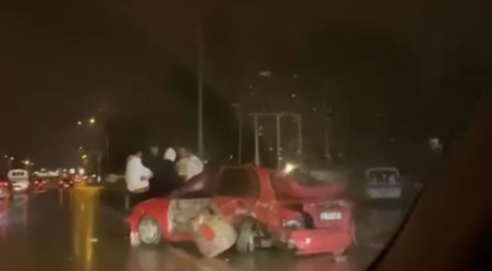 Kontrolden çıkan otomobil duvara çarptı