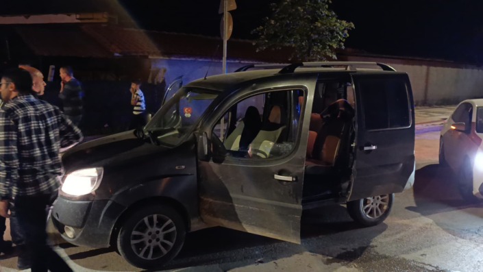 Seyir halindeki araca kurşun yağdırdılar!