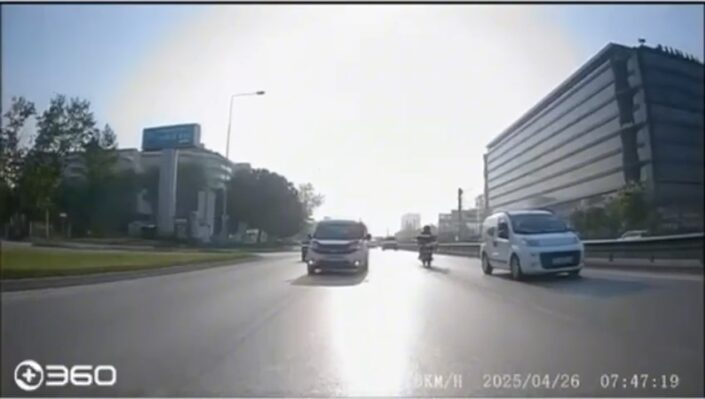 Makas atarak trafiği tehlikeye soktu!