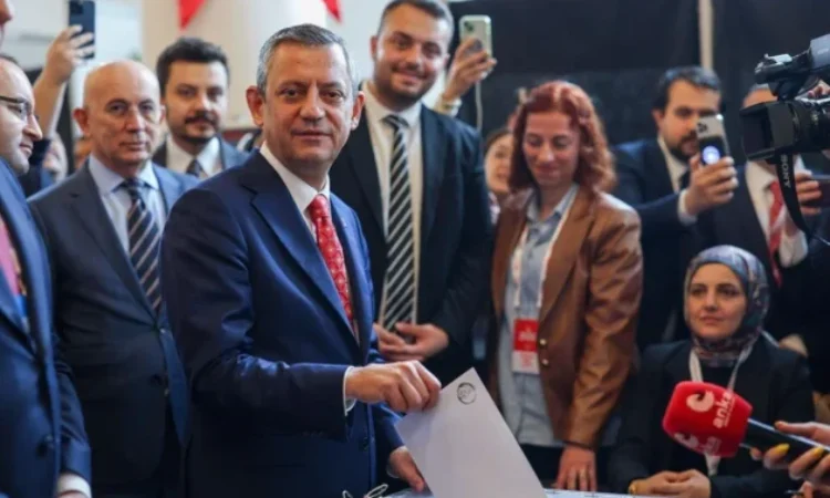 CHP’de Özgür Özel yeniden seçildi!