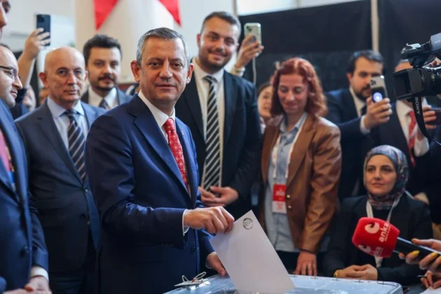 CHP’de Özgür Özel yeniden seçildi!