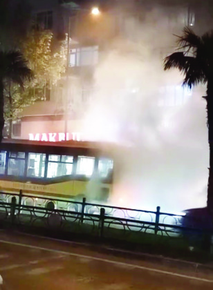 Otobüs arıza yaptı, çevreyi duman sardı