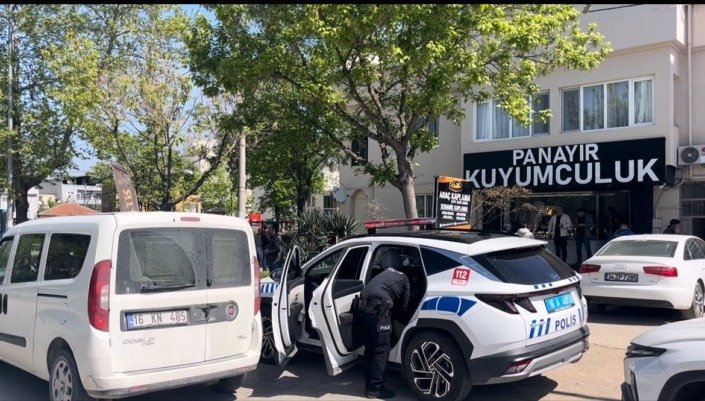 Selam verip girdiği kuyumcuya ateş açtı