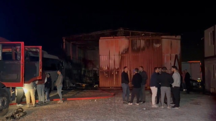 Servis minibüsü alev aldı, yangın oto tamir dükkanına sıçradı