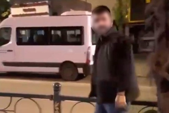 Türk bayrağını yakmaya çalışan şahıs yakalandı!