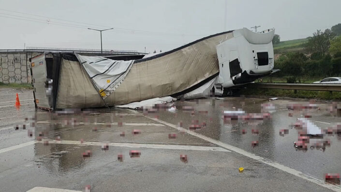 Kontrolden çıkan alkol yüklü tır devrildi