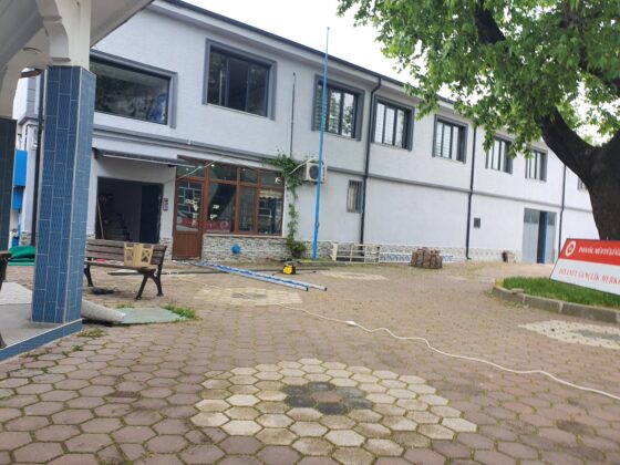 Bursa’da tabela takarken düşen din görevlisi yaralandı