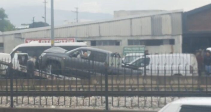 Kontrolden çıktı, durağa daldı