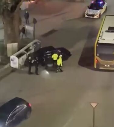 Kaza yaptı, kendini araca kilitledi