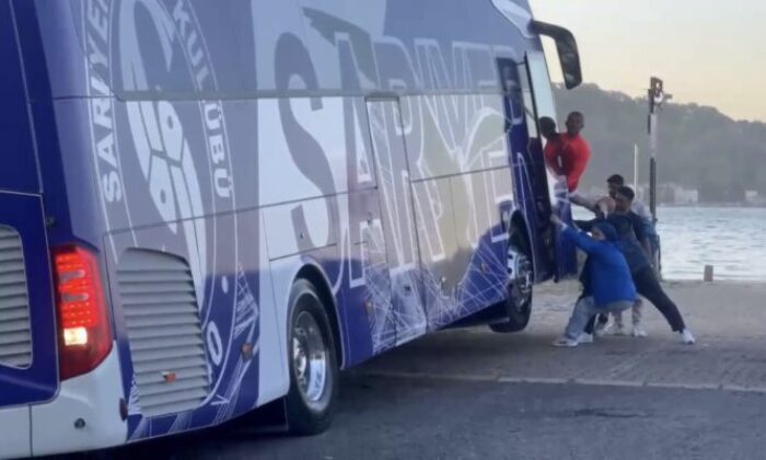 Futbolcuları taşıyan otobüs devrilme tehlikesi yaşadı