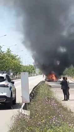 Bursa’da seyir halindeki otomobil alev aldı