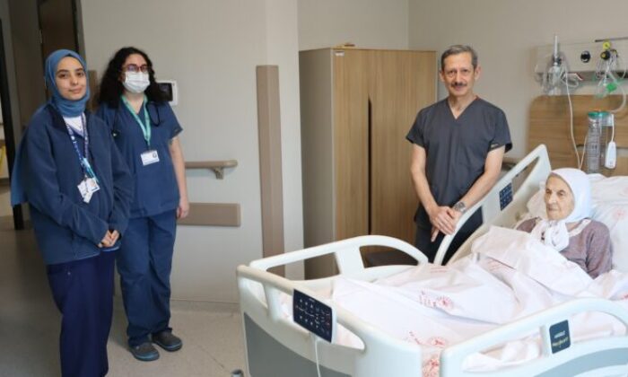 104 yaşındaki hasta, Bursa Şehir Hastanesi’nde sağlığına kavuştu