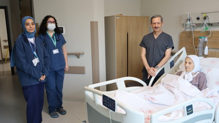 104 yaşındaki hasta, Bursa Şehir Hastanesi’nde sağlığına kavuştu