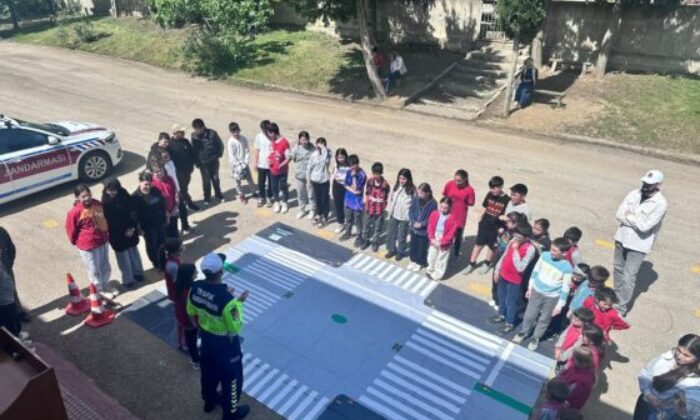 Karacabey’de çocuklara güvenli trafik eğitimi verildi